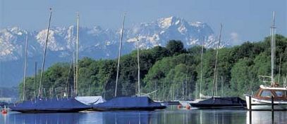 Urlaub im Starnberger Fünf-Seen-Land: Starnberger See mit Bergkulisse
