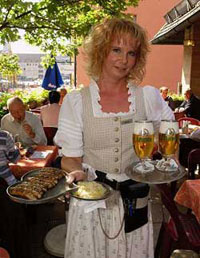 Bayern Küche: Bedienung mit bayerischen Spezialitäten 